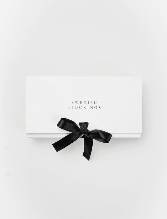 Giftbox Ines Shimmery Socks (2-Pack) in Black/Silver & Rouge/Silver – Socken von Swedish Stockings